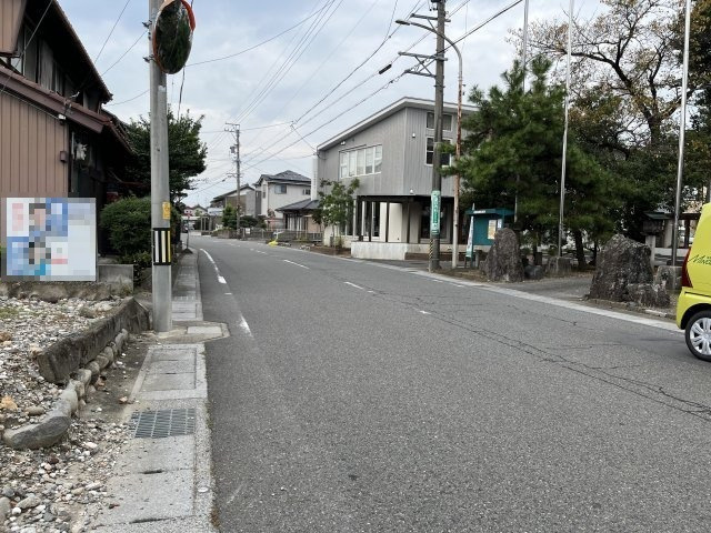 ４８１８６　岐阜市鏡島西土地　の前面道路含む現地写真