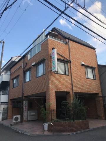 大東市大野１丁目　中古戸建て　の外観|■レンガ風タイル貼りの外観がいい感じですね■
◆鉄骨造３階建てです◆