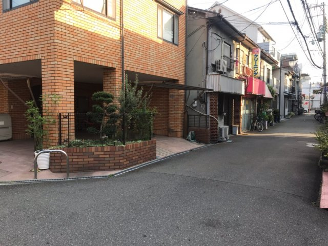 大東市大野１丁目　中古戸建て　の前面道路含む現地写真
