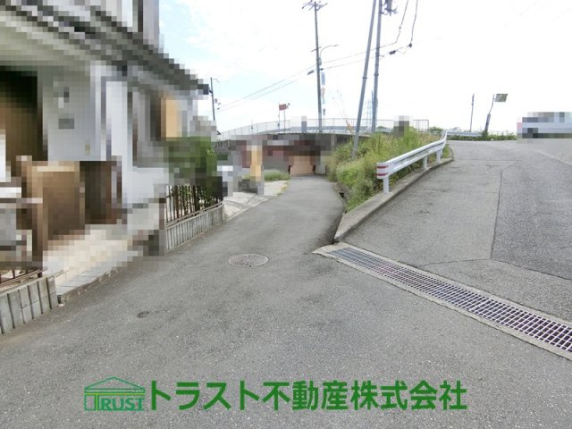 神戸市西区玉津町今津2期-1号棟　新築戸建の前面道路含む現地写真