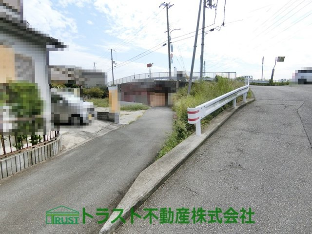 神戸市西区玉津町今津2期-1号棟　新築戸建の前面道路含む現地写真