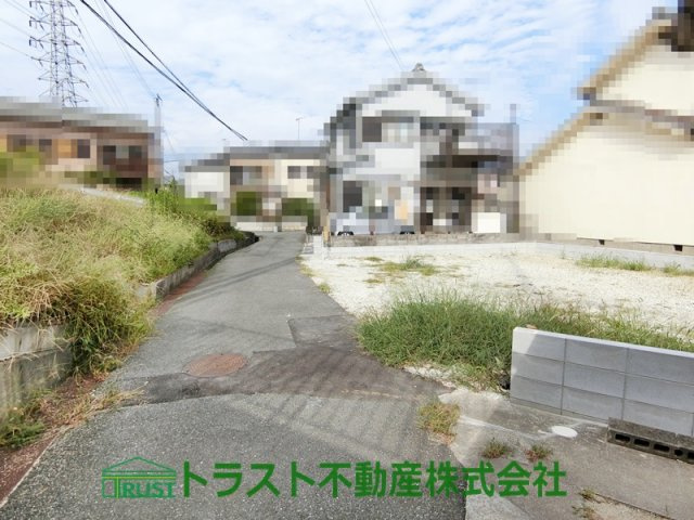 神戸市西区玉津町今津2期-1号棟　新築戸建の前面道路含む現地写真