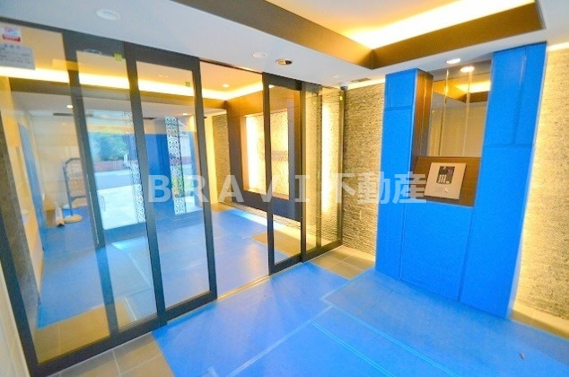 プレサンス新大阪ザ・デイズ　BRAVI不動産のエントランス|【プレサンス新大阪ザ・デイズ】ゆとりのあるエントランスです