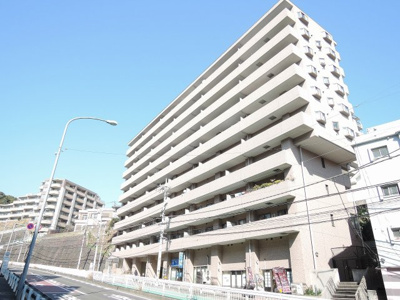 【外観】 | サンヴェール横濱野毛山公園 | 京急本線「日ノ出町」駅徒歩5分・JR京浜東北・根岸線「桜木町」駅徒歩7分の好立地！
商業施設も充実しており生活環境、子育て環境、利便性すべてにおいて良好です。