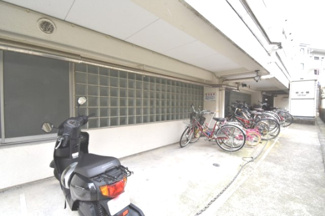 【その他共用部分】 | バイク置場です。
空き状況はお尋ねください。