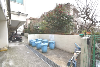 【その他共用部分】 | ゴミ置場です。
敷地内にあるのでゴミ出しが楽ちんです。