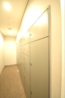 【その他共用部分】 | 宅配ボックス付きです。
ご不在時にも荷物が受け取れるのでとっても便利です。