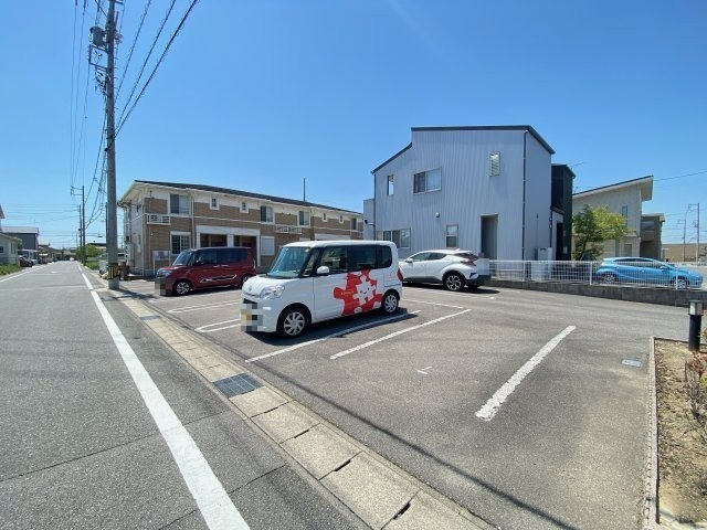 トールスターの駐車場