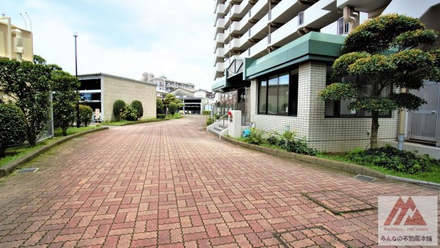 ファミールハイツ久留米弐番館のその他共用部分|エントランスより子供さんが飛び出しても敷地が広いの安心
