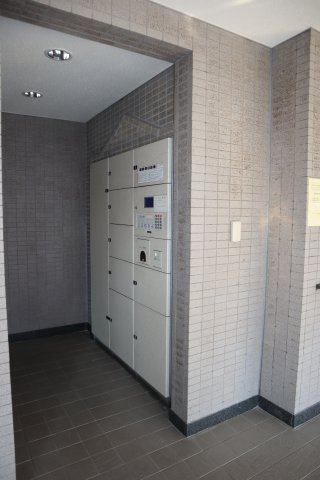 グランコート大久保　習志野市大久保２丁目　４階部分　リニューアル住宅のエントランス|宅配ボックス