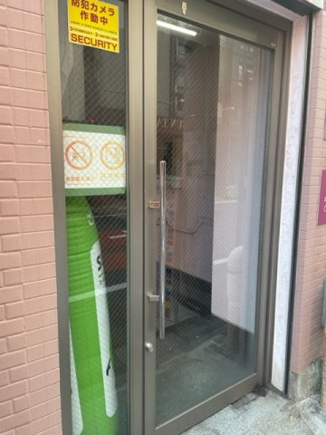 群山ビルのエントランス