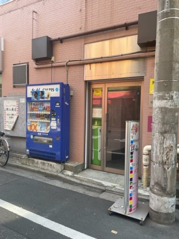 群山ビルのエントランス