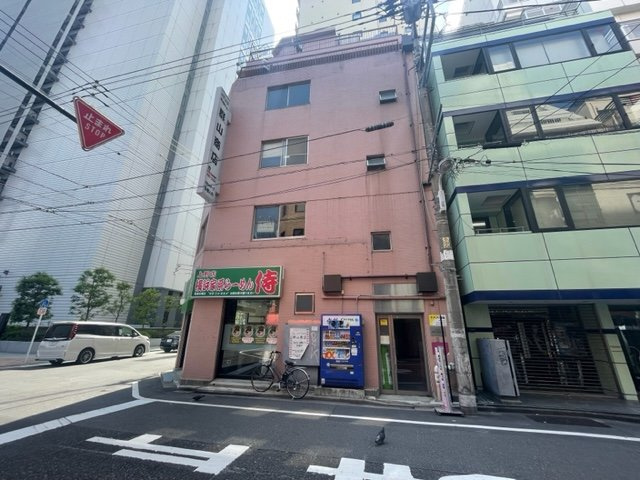 群山ビルの外観