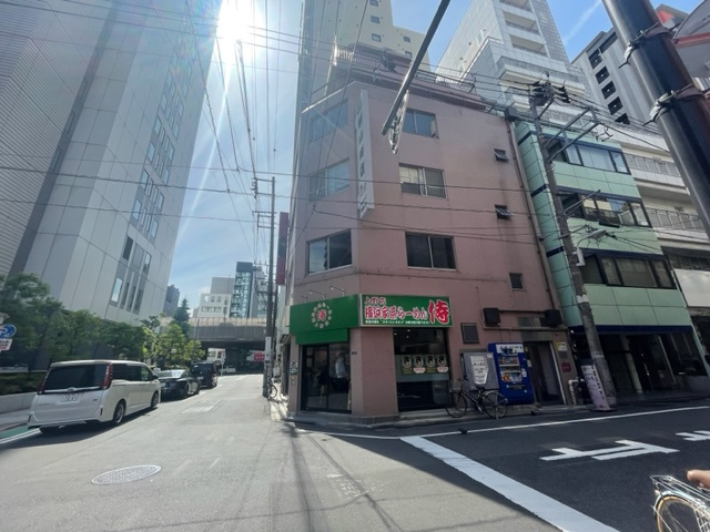 群山ビルの外観