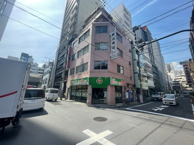群山ビルの外観