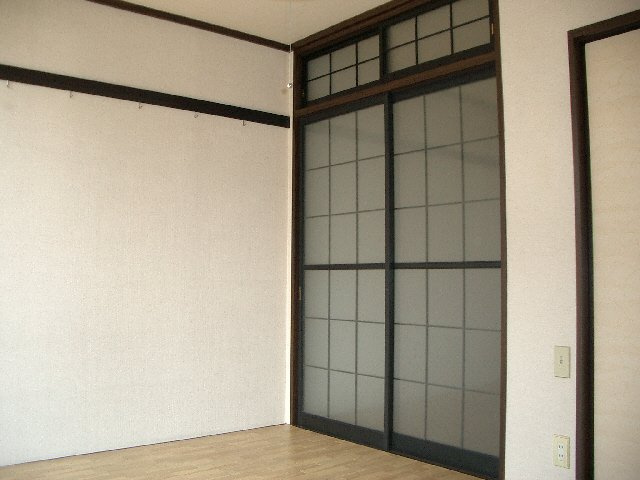 フローラルハイツの洋室