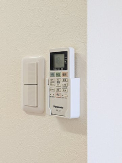 【その他】 | アベニューＡ棟 | エアコンリモコン　LDK（リビングダイニングキッチン）