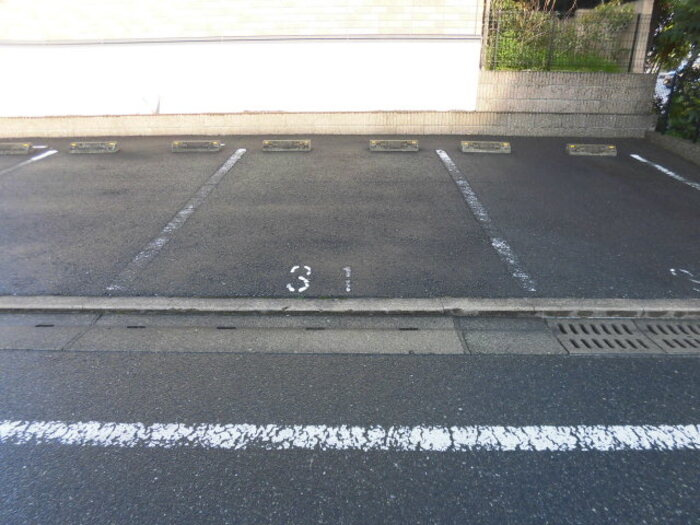 アパルトマントNFB A棟の駐車場|駐車場があります