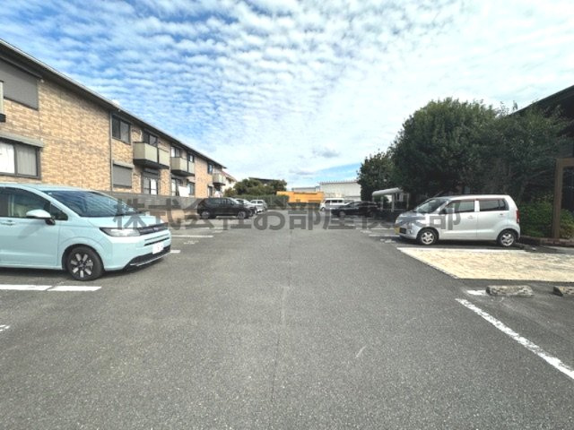 アパルトマントNFB A棟の駐車場|駐車場に車を止められます