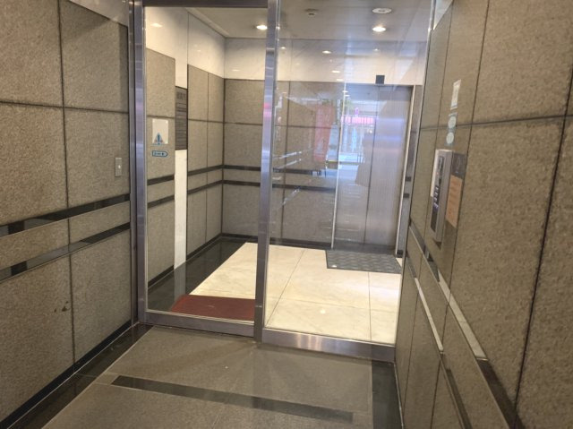 中野区中央４丁目の事務所のエントランス