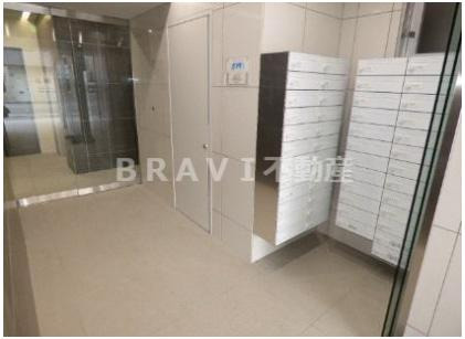 FINO（フィーノ)　BRAVI不動産のエントランス|【FINO】毎日通るエントランスはこのようになっています