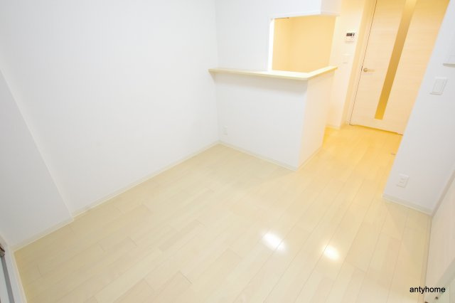 ユーズ7番館　仲介手数料無料の居間・リビング