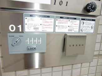 【その他共用部分】 | 共用エントランスには宅配BOXがあるので荷物の受け取りもスムーズに♪再配達を依頼する手間が省けます☆