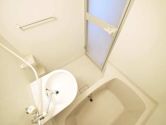 メゾンラポールのその他共用部分|お風呂に洗面台がついてます。