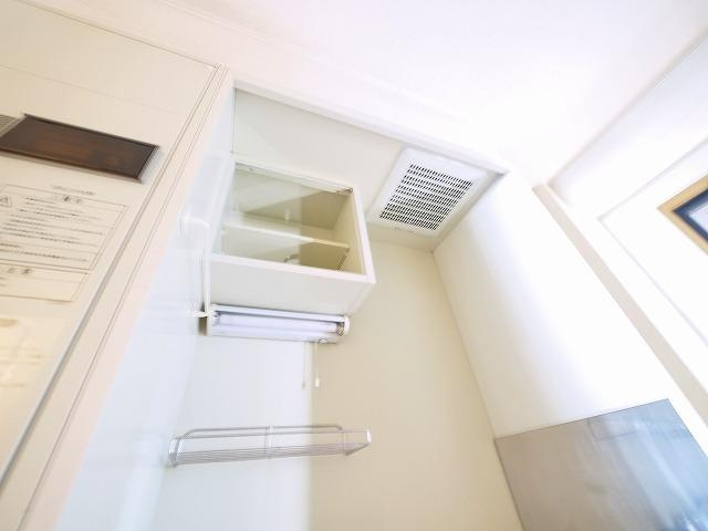 メゾンラポールのキッチン|キッチン上部には収納があります