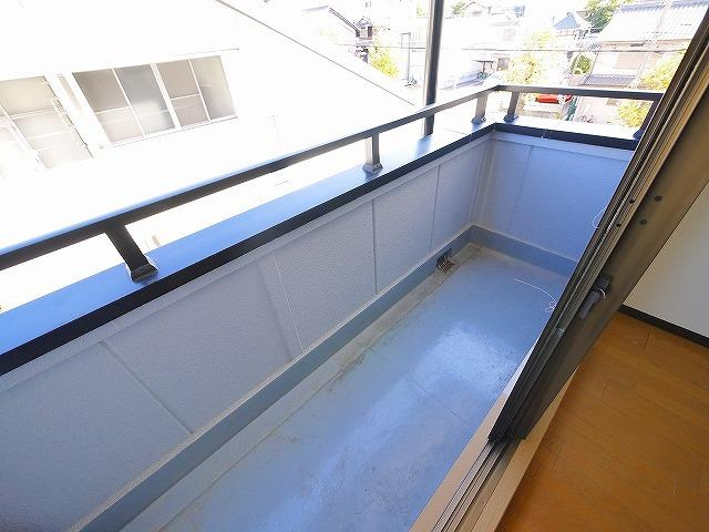 メゾンラポールのバルコニー|開放的で明るい空間を演出してくれるバルコニーです