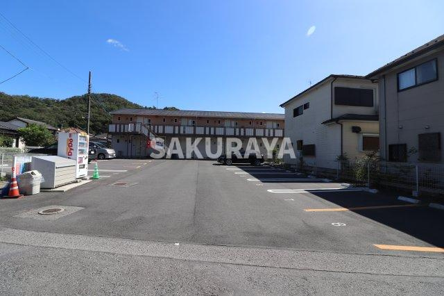 エンパレスV17の駐車場