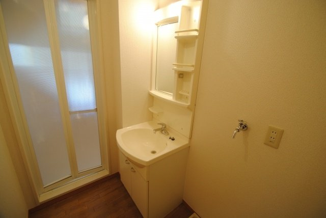 セジュールシャンスⅡ B棟の独立洗面台|朝の支度にも助かる、独立の洗髪洗面化粧台