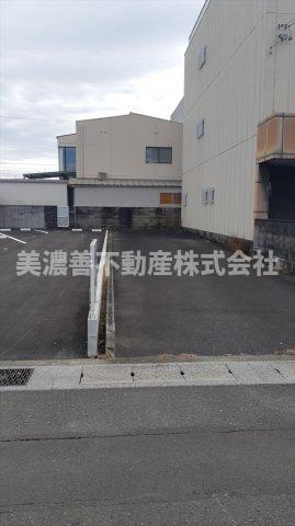 ５２１８９　岐阜市新興町土地　の前面道路含む現地写真