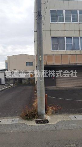 ５２１８９　岐阜市新興町土地　の前面道路含む現地写真