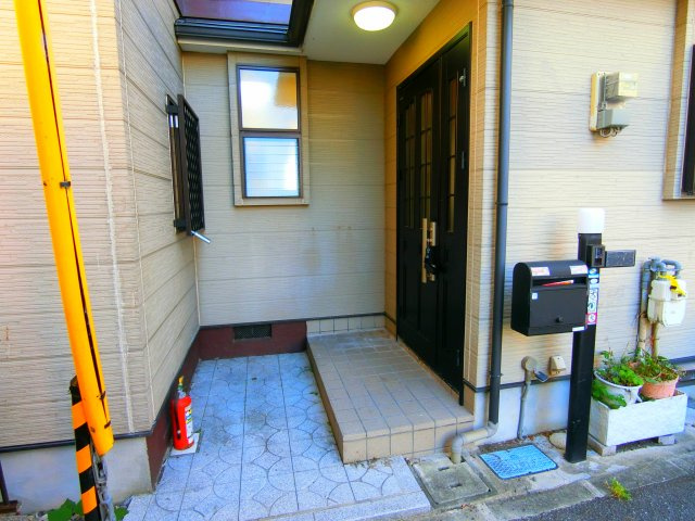 真福寺貸戸建のエントランス