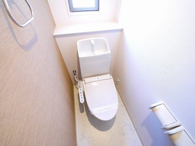 ルミナス（西菜畑町）のトイレ|窓付きで換気がしやすく快適です