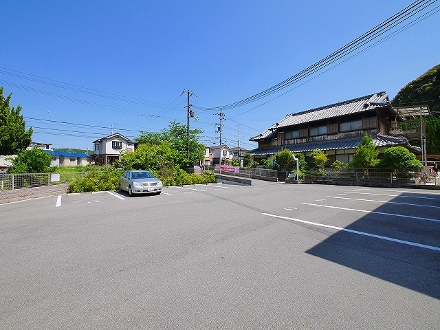 ルミナス（西菜畑町）の駐車場|カースペースがあります