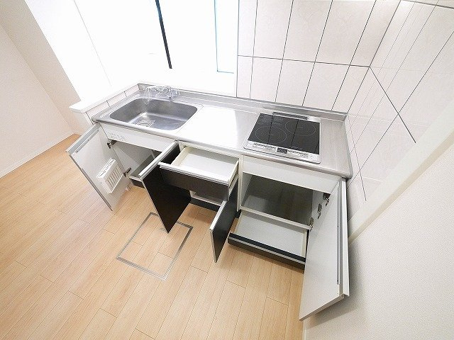 ルミナス（西菜畑町）のキッチン|収納スペースが豊富です