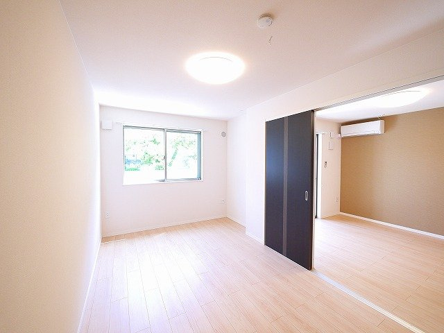 ルミナス（西菜畑町）の寝室|照明付きでお引越しも手軽です