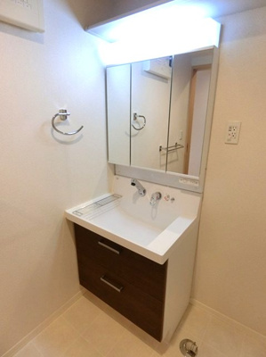 【洗面所】 | オーソネタウンハウス十番館 | 角度の変えられる3面鏡付きの洗髪洗面化粧台です♪朝のバタバタに大活躍！お化粧する時にも便利☆