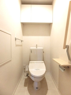 【トイレ】 | オーソネタウンハウス十番館 | トイレは温水洗浄便座付き♪人気のバストイレ別です♪小物を置ける便利な棚やタオルハンガーも付いています☆