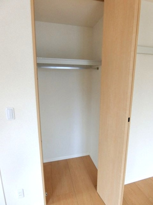 【収納】 | オーソネタウンハウス十番館 | 洋室5.9帖のお部屋にあるクローゼットです♪大切なお洋服もしわにならないようにハンガーがけができます☆