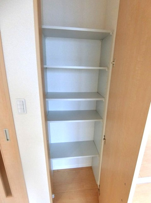 【収納】 | オーソネタウンハウス十番館 | リビングダイニングキッチンにある収納スペースです！高さがある収納スペースでかさ張るお荷物もすっきり☆