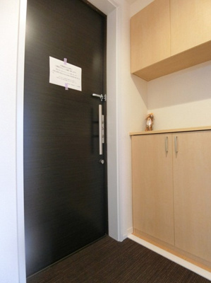 【玄関】 | オーソネタウンハウス十番館 | 玄関には上下タイプのシューズボックス付き！間のスペースは飾り棚や小物置き場として活用できます♪