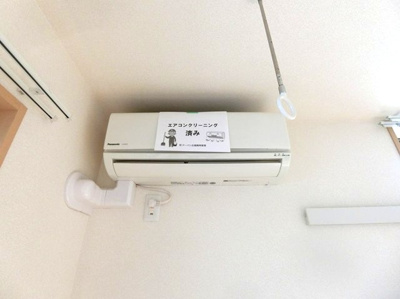 【設備】 | オーソネタウンハウス十番館 | 暑い夏や寒い冬に大活躍！リビングダイニングキッチンにあるエアコンです☆冷暖房完備で1年中快適に過ごせます♪
