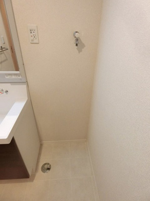 【設備】 | オーソネタウンハウス十番館 | 洗面所内、洗髪洗面化粧台横にある室内洗濯機置き場です♪室内に置けるので洗濯機が傷みにくい☆