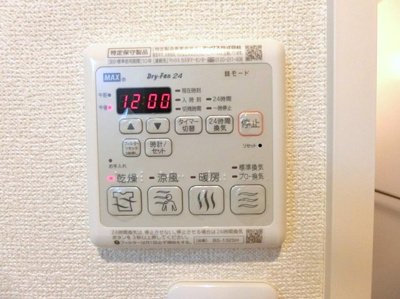 【設備】 | オーソネタウンハウス十番館 | バスルームの浴室暖房乾燥機で外に干せないお洗濯物もすっきり乾きます♪雨の日のお洗濯もバッチリ！