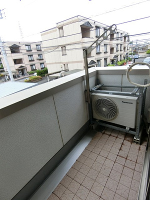 【バルコニー】 | オーソネタウンハウス十番館 | バルコニーは南西向きなので、お洗濯物はお昼からでも乾きそう♪気分転換をするにもおすすめです☆