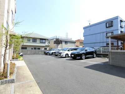 【駐車場】 | オーソネタウンハウス十番館 | いつでも目の届く敷地内に駐車場があります♪お車をお持ちの方におすすめです！