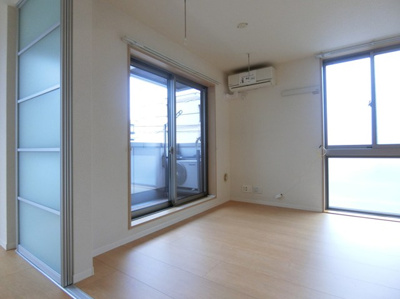 【居間・リビング】 | オーソネタウンハウス十番館 | 南西向きリビングダイニングキッチン11.4帖☆バルコニーに繋がる二面採光の角部屋です♪エアコン付きで1年中快適に過ごせますね☆室内物干しも完備◎